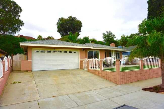 Building Photo - Quaint Four Bed/ Two Bath in Oceanside