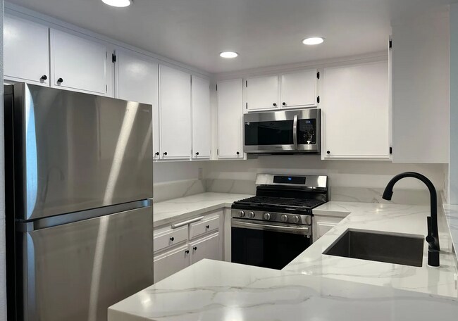 Photo - 15511 Sherman Way Unidad 3