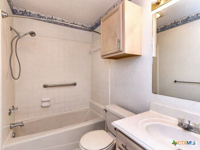 Building Photo - 1810 Ramona Cir Rental