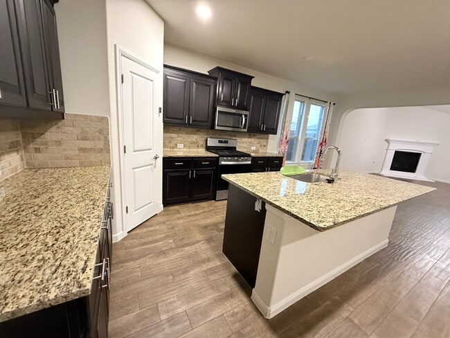 Photo - 565 Lindisfarne Ln