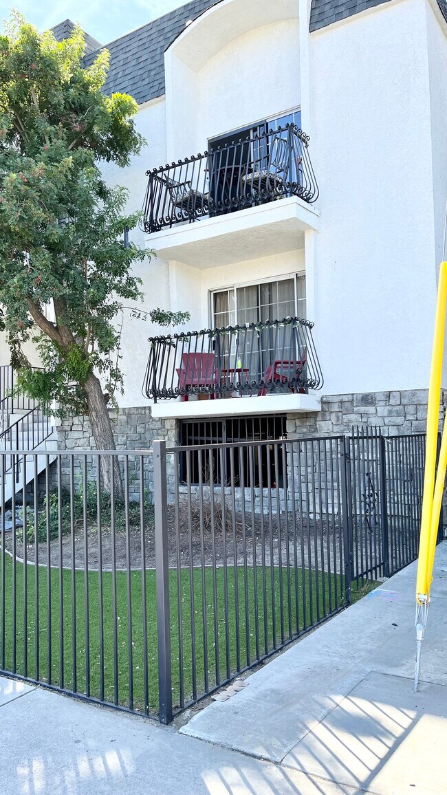 Photo - 7015 Whitsett Ave