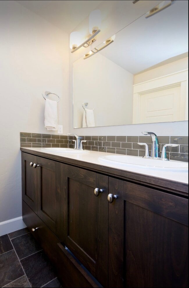 Second bath - 517 W Cagney St