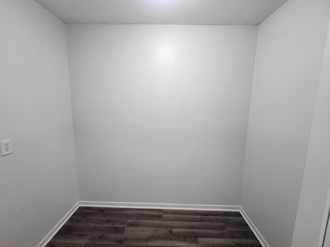 Photo - 2 Bedroom Upper Apartment - Water & Sewage...