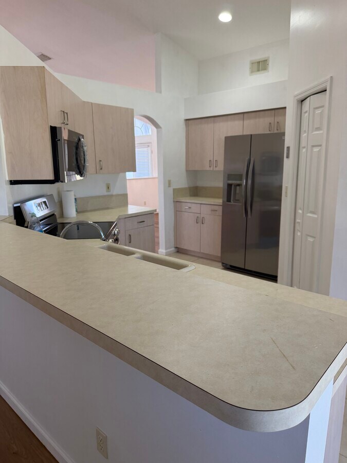 Photo - 137 SW Meade Cir