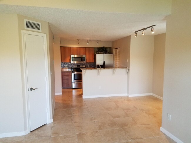Building Photo - 1215 Crystal Way Unit N