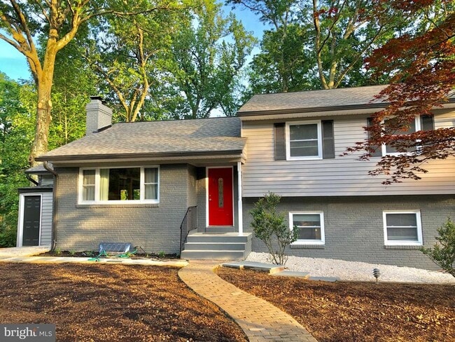 Photo - 407 MacArthur Ave NE House