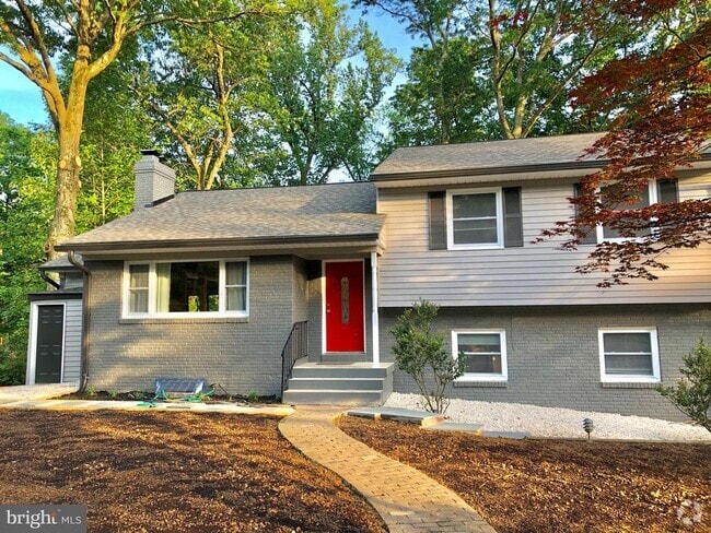Building Photo - 407 MacArthur Ave NE Rental