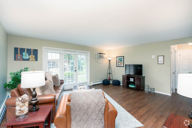 2B,1B-863SF-Living Room - University Oaks