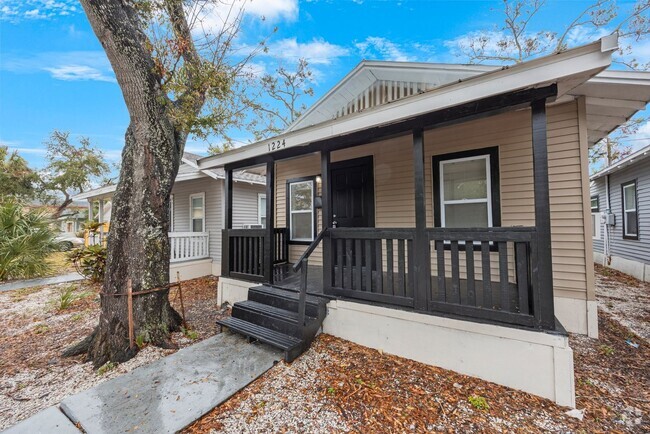 Building Photo - Cozy 2 bedroom 1 bath Home St Pete