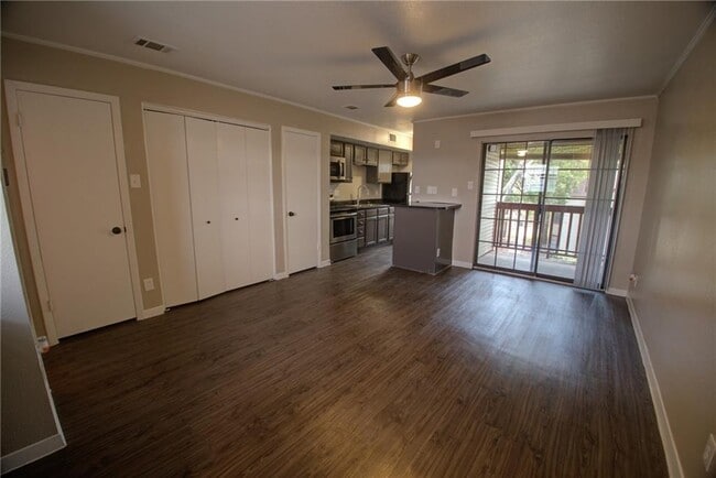 Building Photo - 1510 W N Loop Blvd Unit 1034 Rental