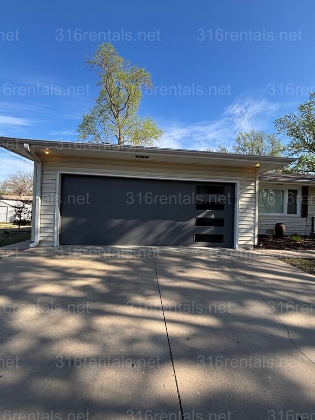 Photo - 3 bed 1 1/2 bath house available Now!!