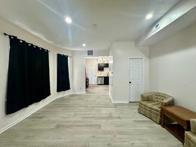 Photo - 47 S Lasalle St