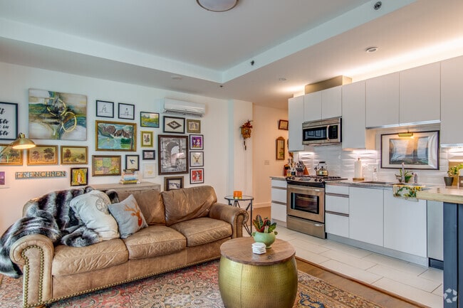 1BR, 1BA -710SF