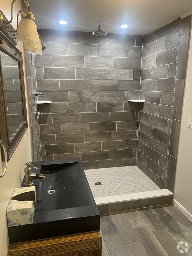 Building Photo - 21 Dale St Unit L1 Rental
