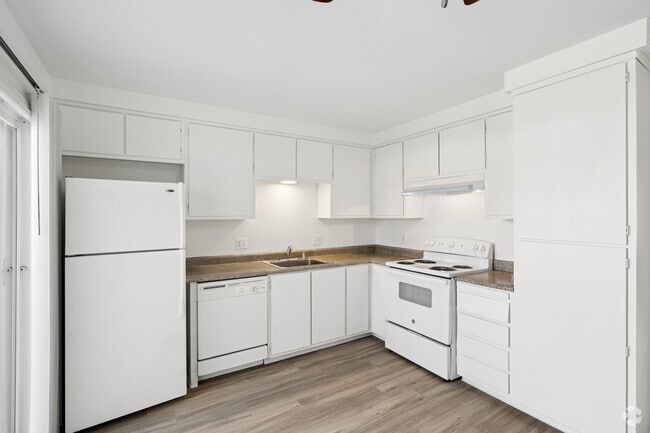 1BR, 1BA - 700SF - Kitchen /Dining Room