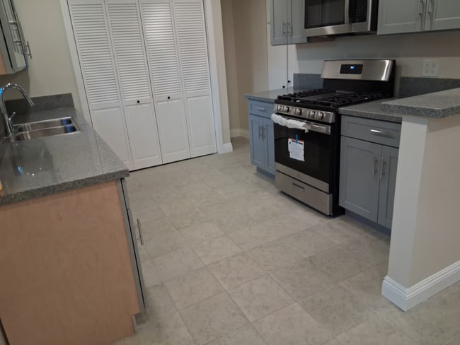 Building Photo - 427 W Laurel St