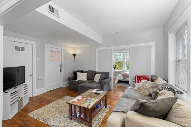 6615 Kingsbury Blvd Unidad 2E