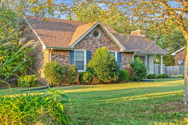 Huge Corner Lot in Glen Oaks! - Huge Corner Lot in Glen Oaks! Apartment