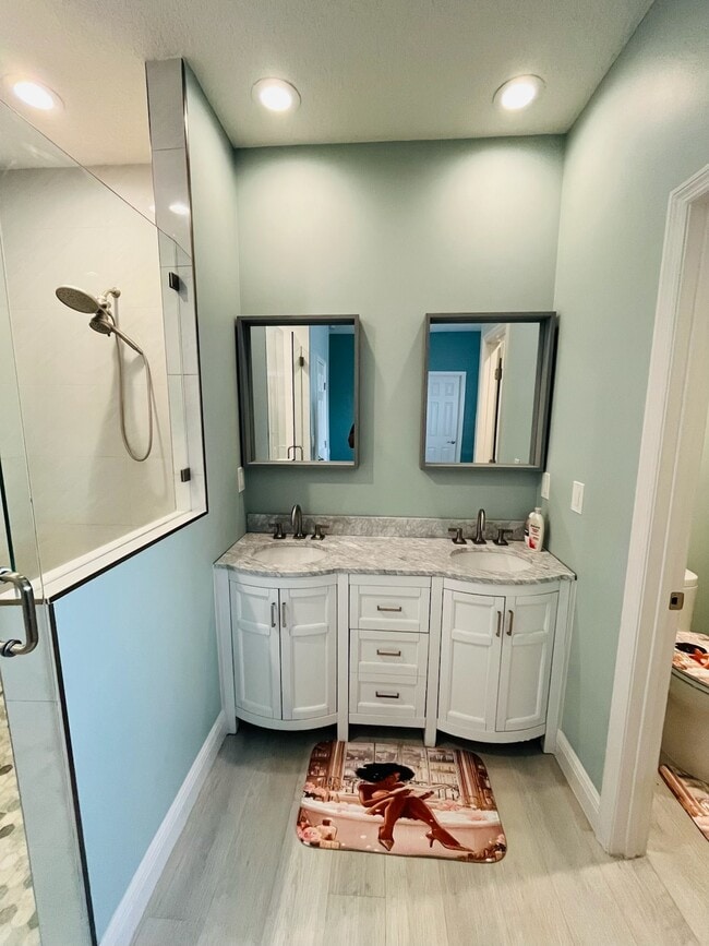 Private large bath - 8640 Rockland Dr