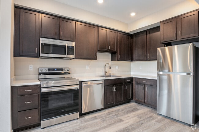2BR, 2BA - 941SF