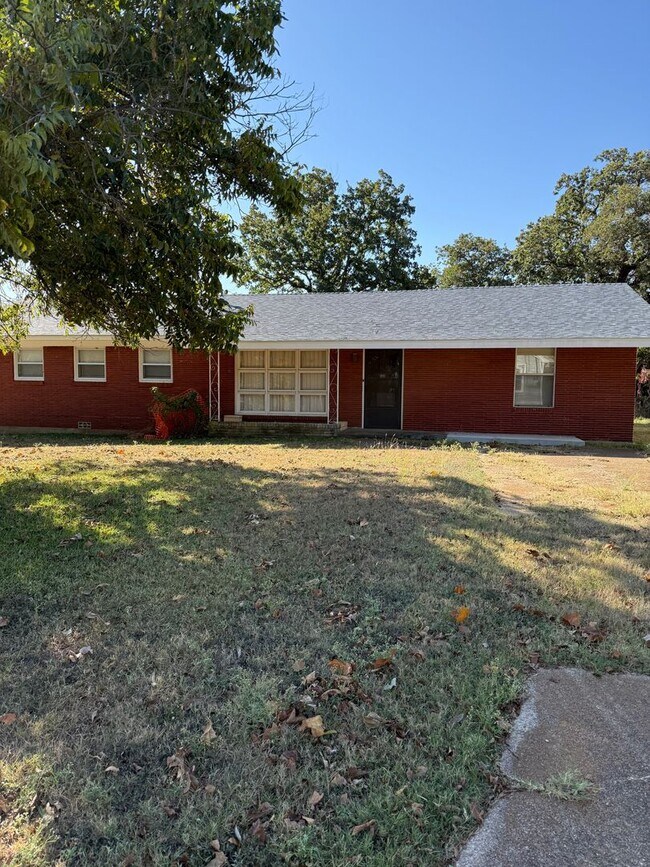 Building Photo - 3 Bedroom 3 Bath on an Acre+ Landlord does...