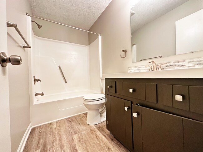 Full Bathroom - 231 Bridgefield Pl Unit B
