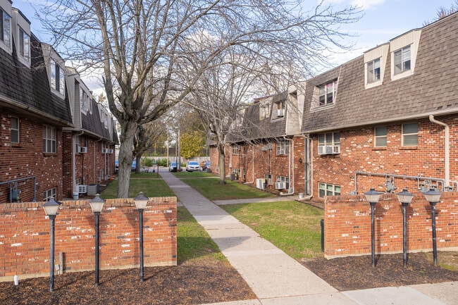 Building Photo - McKaig Court Apartments