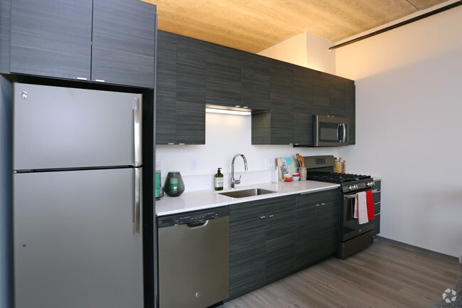 1BR, 1BA - 669SF - Kitchen