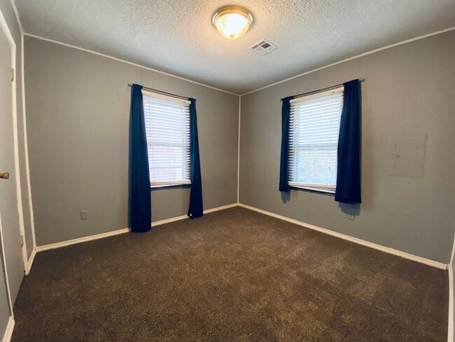 Photo - Charming 3-Bedroom Home for Rent in Centra...