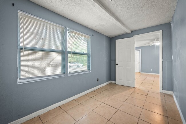 Photo - 304 Bernard Rd