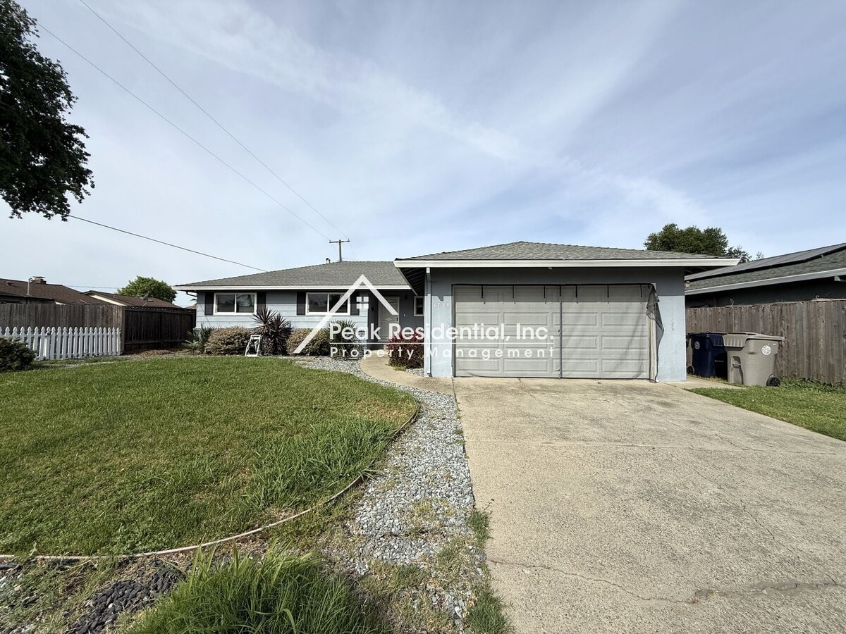 Photo - A Charming 3bd/2ba Sacramento House with Fenced Backyard