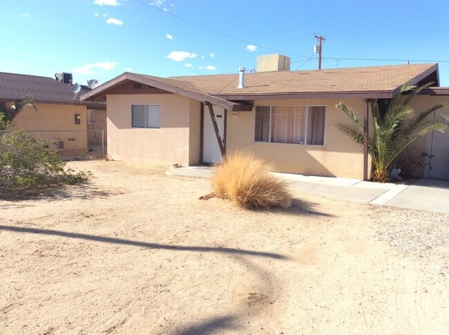 2 Bedroom with large back yard - 2 Bedroom with large back yard House