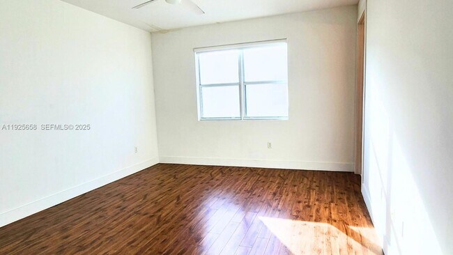 Photo - 460 NE 35th Ct