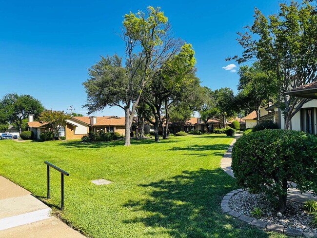Building Photo - 2 bed, 2 bath, 2 Car Garage, 1-story