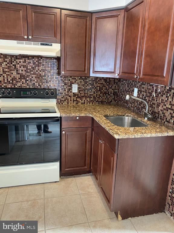 Building Photo - 454 Walnut St Unit 1