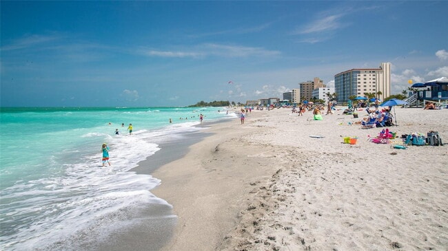Beach and Downtown Venice! Furnished ground floor condo! Gorgous!