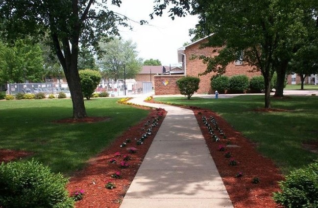 Monroe Gardens - Monroe Gardens Apartments