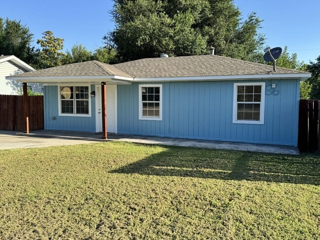 Building Photo - 3 Bedroom 2 Bathroom Home in SW Oklahoma C...