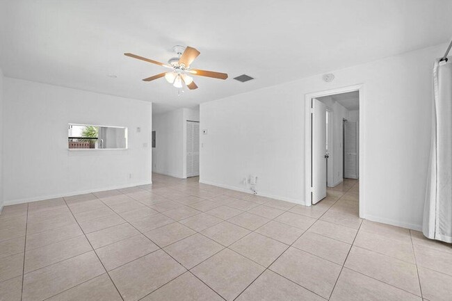 Photo - 16422 Straw Way