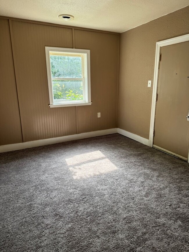 Photo - 2 bed 1 bath home, $1050.00 Near Bunn Park