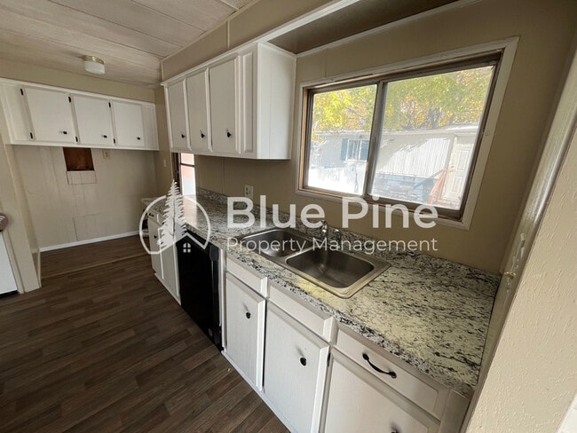 Photo - 925 Wilson Ave