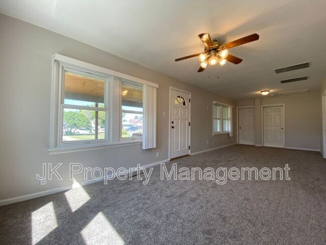 Photo - 918 1st Ave NW