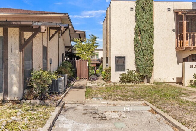 Photo - 100 Royal Way Dr