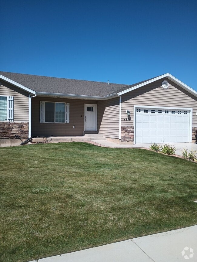Building Photo - 3 B/ 2 B home in Sunrise Meadows
