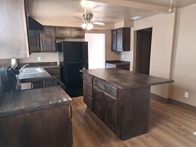 Photo - 523 E 8th St