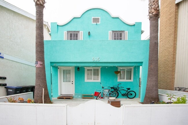 915 E Balboa Blvd Unit "C" Upstairs