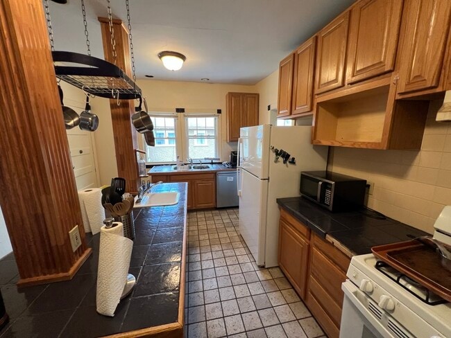 Kitchen - 854 Sumner Ave Unit 854 Sumner Apartment