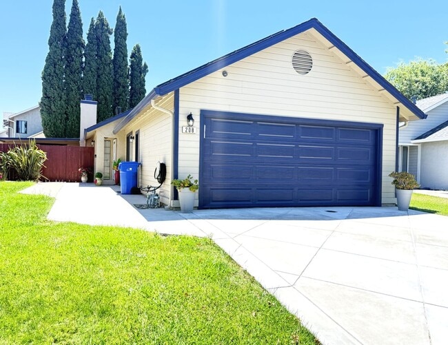 Building Photo - Charming Single Story with Pool Access