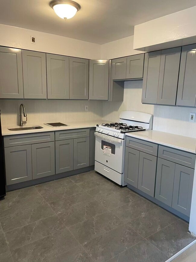 Building Photo - 5917 59th Dr Unit apt 3