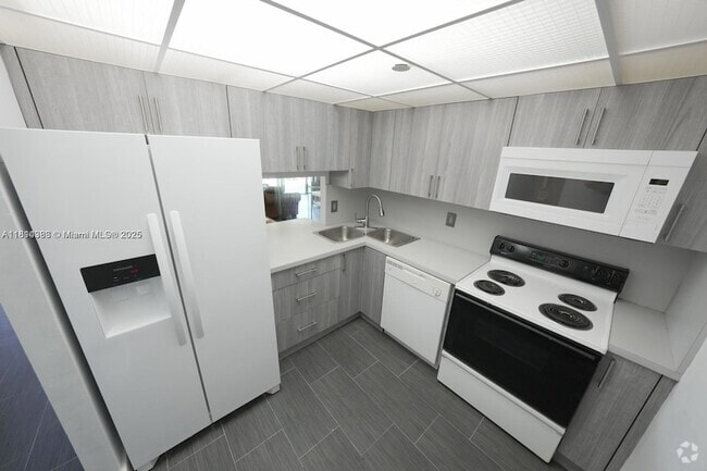 Building Photo - 1470 NE 123rd St Unit A104 Rental